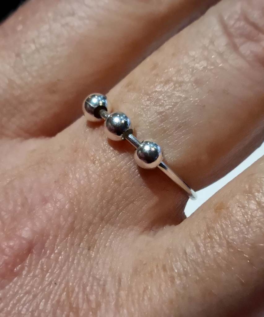 fidget spinner ring on hand